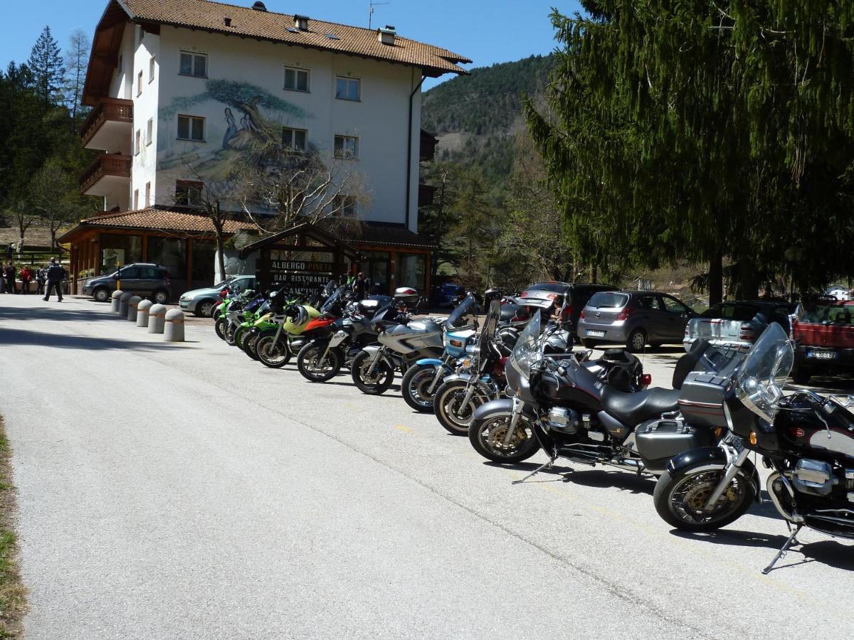 Hotel Pineta Baselga di Pine Bagian luar foto
